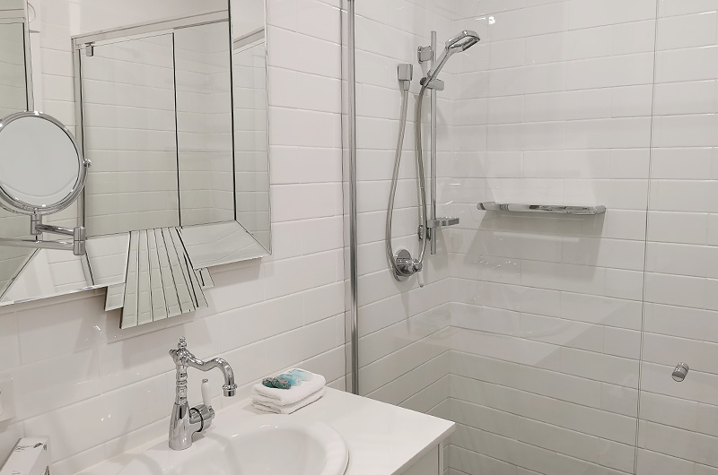 Mansions on Pulteney Executive 1 bedroom apartment bathroom